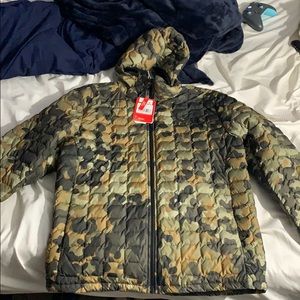 Men’s Thermoball Eco hoodie ( North face Large)